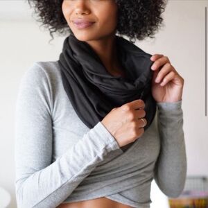 Beyond Yoga Pocket Infinity Scarf in Black OS // NWT🏷